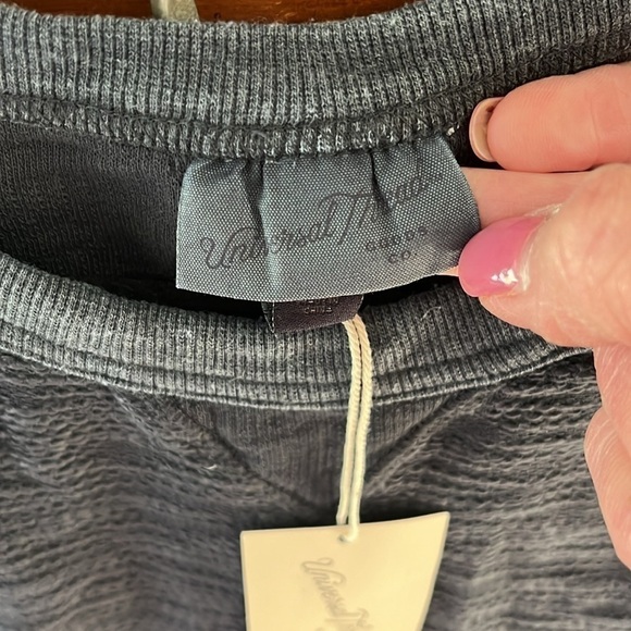 NWT Universal Thread Women’s Charcoal Gray Sleeveless Top Size Medium - Picture 3 of 9